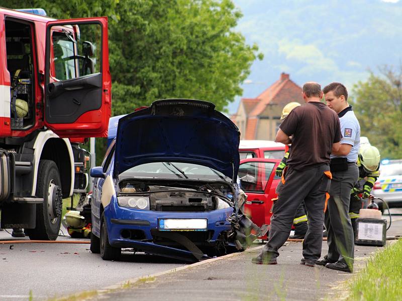 Nehoda dvou osobních vozů a autobusu v Křešicích