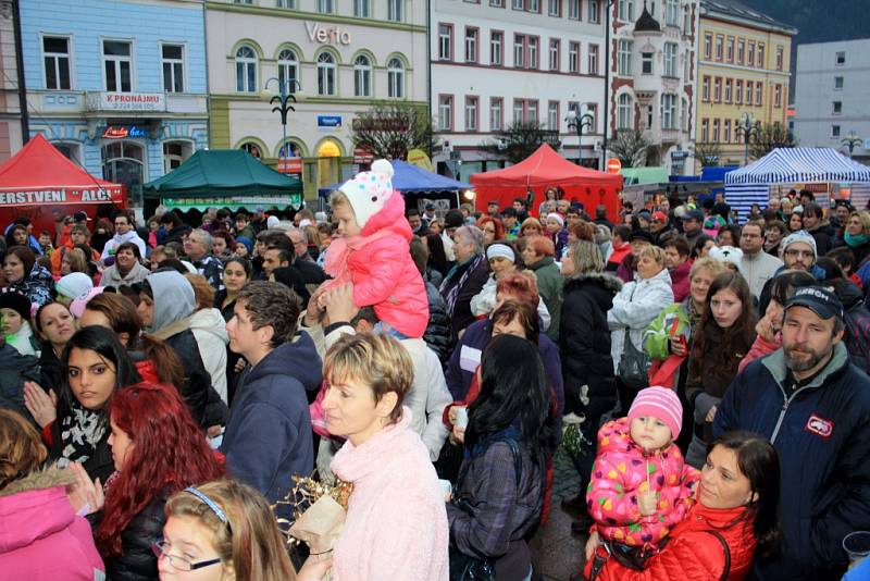 První advent zahájily trhy na Masarykově náměstí.