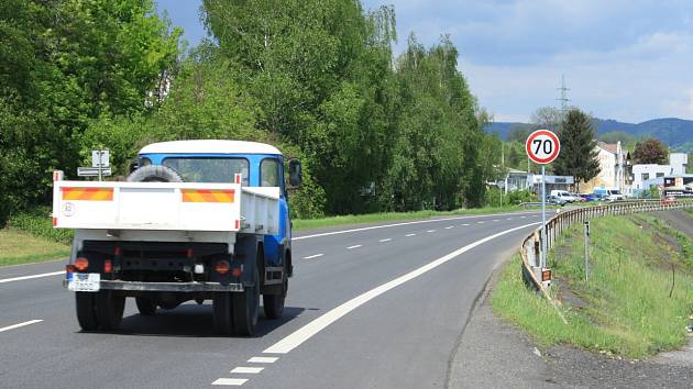 Ve Vilsnici byla snížena rychlost z 90 km/h na 70 km/h asi dva roky. Nyní už není.