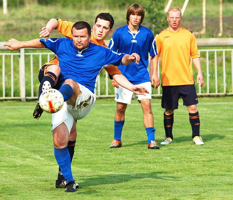 DRAMA. Až do konce museli bojovat hráči FK Jílové (v oranžovém) proti rezervě Roudnice nad Labem.