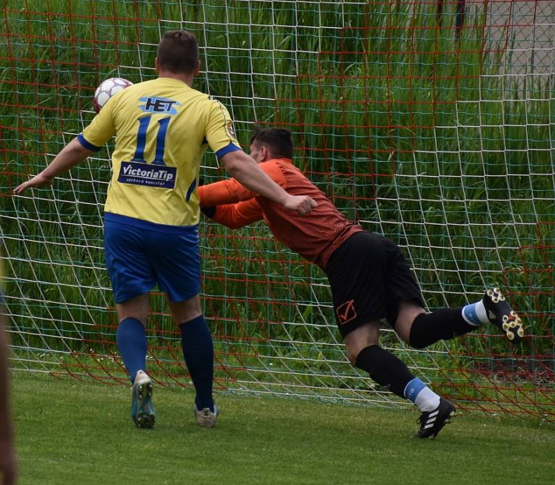 Dobkovice (červené dresy) doma porazily Duchcov 2:1.