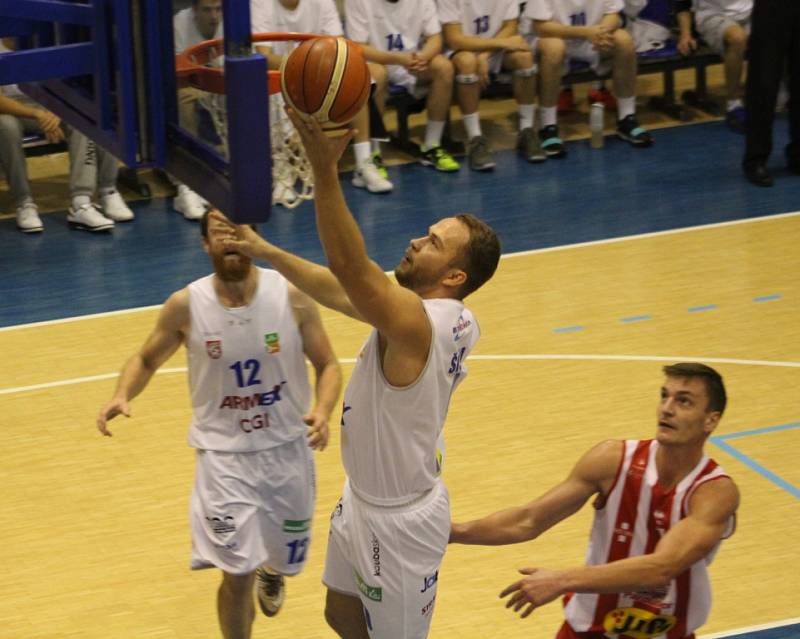 BYLY TO NERVY! Děčínští basketbalisté doma porazili Pardubice 74:73.