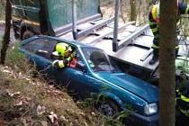 Ze zaklíněného vozu v Hřensku museli řidiče vyprostit hasiči.