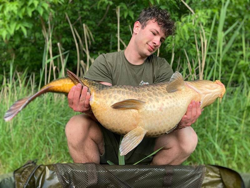 Rybář Radek chytil tento úlovek o váze 18 kilo a délce 90 centimetrů na Labi na boilies od firmy Jet Fish.