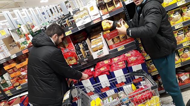 Basketbalisté podpořili potravinovou sbírku.