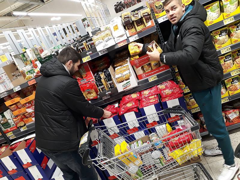 Basketbalisté podpořili potravinovou sbírku.