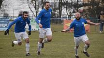 VÍTĚZSTVÍ. Fotbalisté Šluknova (v modrém) porazili Liběšice 4:1. Tři body věnovali nemocnému trenérovi Gallovi.