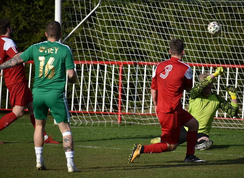 Vilémov (zelené dresy) zvládl derby, když v Modré vyhrál 3:0.