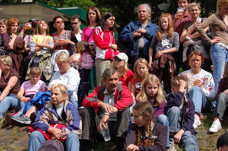 Na Smetanově nábřeží se lidé už od dopoledne baví