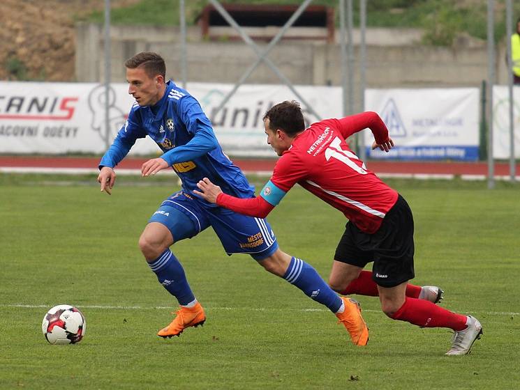 REMÍZA. Fotbalisté Varnsdorfu (v modrém) doma remizovali s Chrudimí 2:2.