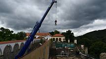 Sochy z glorietu v Růžové zahradě zamířily k restaurátorům.