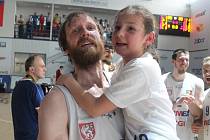 Robert Landa takhle slavil s vlastní dcerou postup do finále play-off. Teď povede Válečníky jako zaskakující trenér za Tomáše Grepla.