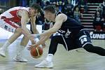 PORÁŽKA. Děčínští basketbalisté (tmavé dresy) prohráli v Pardubicích.