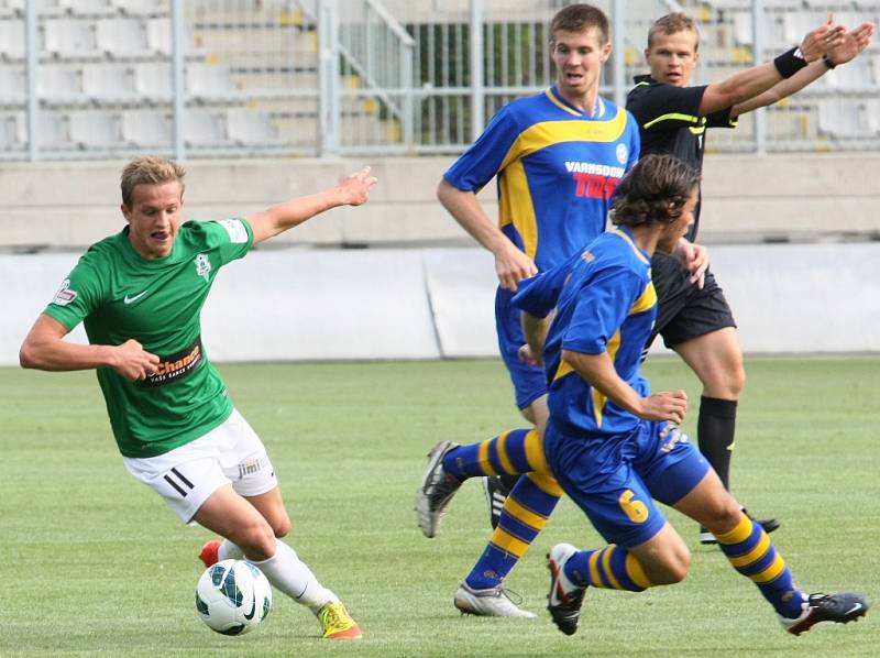 BRAVO! Fotbalisté Varnsdorfu (v modrém) vyhráli 2:1 v Jablonci.