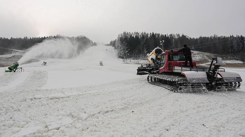 Díky mrazivému počasí může na sjezdovce v Horním Podluží probíhat zasněžování pomocí sněžných děl.