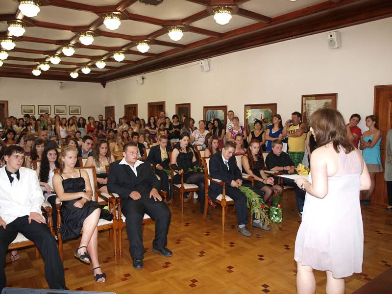 Slavnostní předávání vysvědčení na zámku ve Šluknově zažili žáci devátých tříd ze ZŠ J. Vohradského.