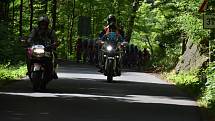 Tour de Feminin - II. etapa. Cyklistky na 30 kilometru při stoupání z Hřenska do Janova.