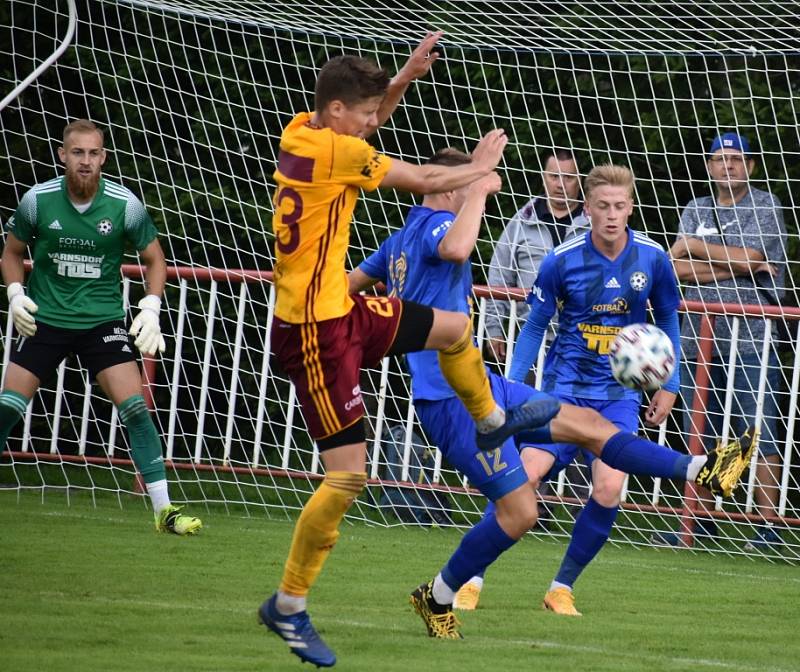 Fotbalisté Varnsdorfu (modré dresy) podlehli pražské Dukle 2:4.