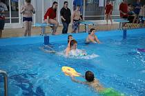 Hasiči si dali sraz v rumburském bazénu.