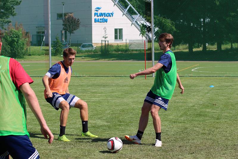 PRVNÍ TRÉNINK v rámci letní přípravy mají za sebou fotbalisté Varnsdorfu.