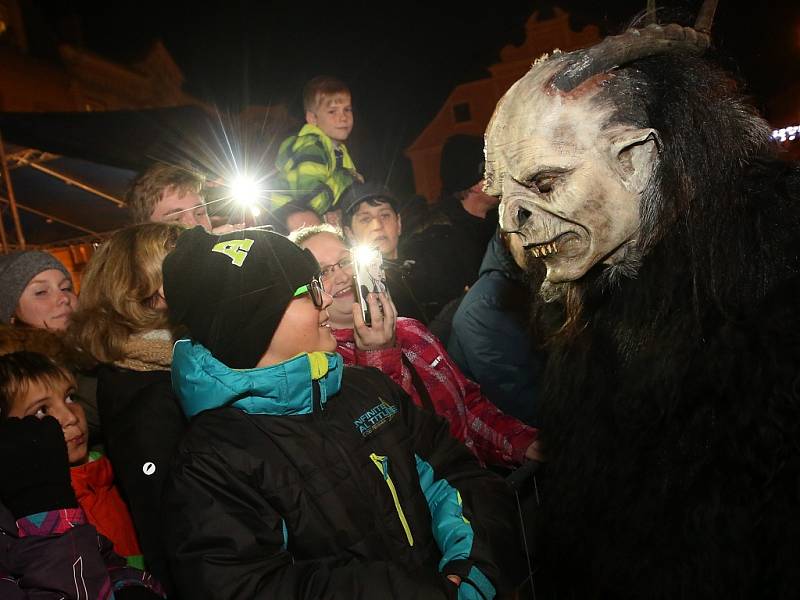 Po náměstí v Benešově nad Ploučnicí se proháněli čerti krampusáci