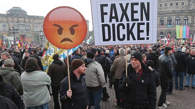 Demonstrace v Drážďanech proti uprchlíkům. 