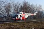 Vrtulník LZS Plzeň se chystá na přepravu pacienta z Děčína na Vysočinu