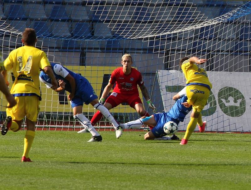 VARNSDORF (ve žlutém) vyhrál ve Znojmě 2:0.