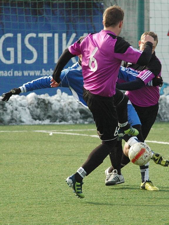 LÍDR NEZAVAHÁL. Česká Kamenice (v modrém) porazila 4:1 Přestanov.