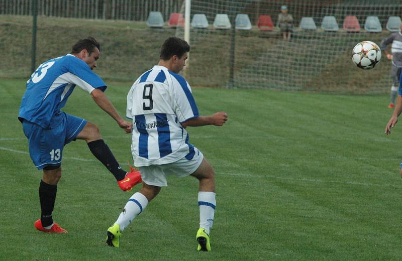 PARÁDA! Fotbalisté Horního Podluží (modrá) doma přejeli Chabařovice 6:0.