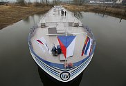 V Děčínské loděnici ve středu spustili po několika letech nově vyrobenou loď Zostera pro Nizozemskou firmu Kooiman.