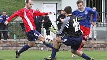 DVANÁCT BRANEK padlo v Neštěmicich. Domácí fotbalisté (modré dresy) porazili Modrou vysoko 8:4.