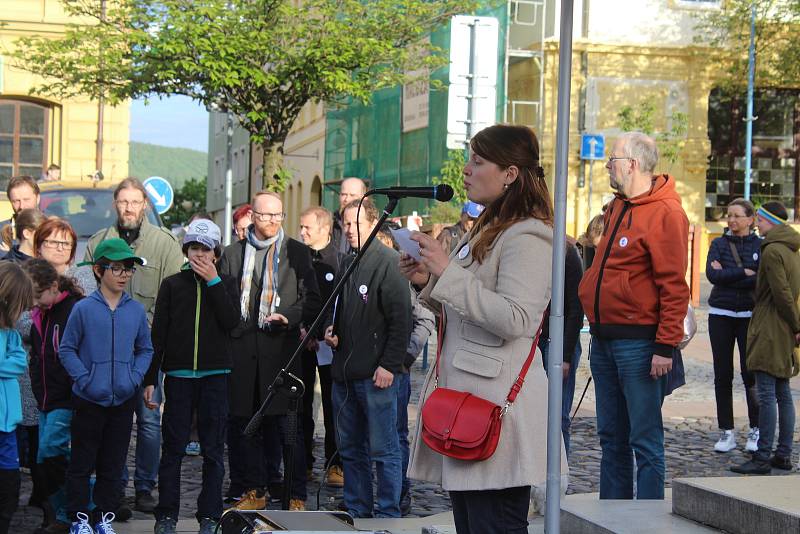 V Děčíně se opět sešli lidé protestující proti ministryni Marii Benešové.