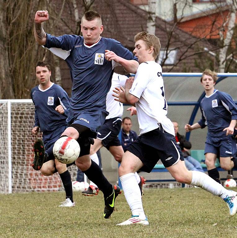 PŘESTŘELKA. Chuderov (v bílém) porazil 6:5 Horní Podluží