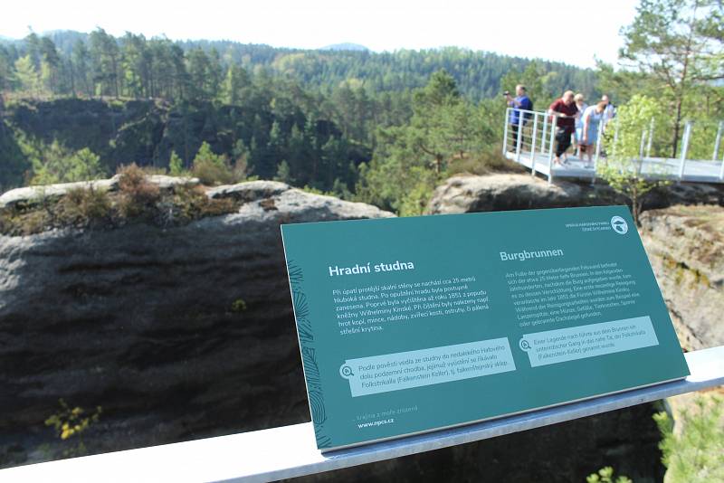 Vášniví turisté zahájili sezonu v národním parku několikakilometrovým výletem.