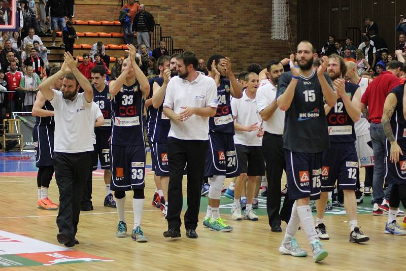 DĚČÍNŠTÍ BASKETBALISTÉ padli i ve třetím finále proti Nymburku.