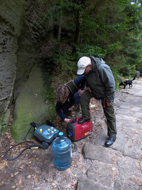 Vandal poničil skálu v Edmundově soutěsce.