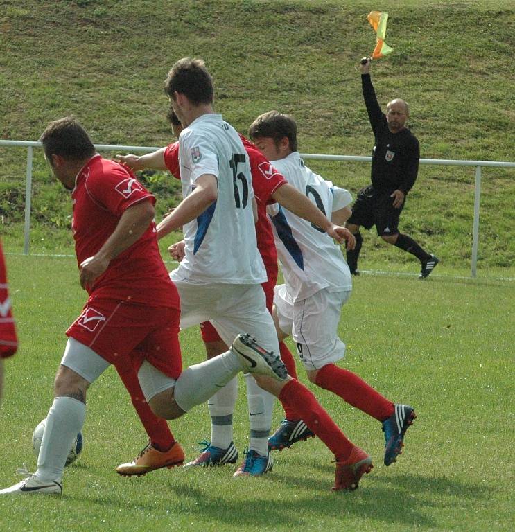 HEŘMANOV (červené dresy) doma porazil Benešov 3:0.