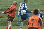 ROZHODLA JEDINÁ TREFA. Dolní Habartice (v pruhovaném) vyhrály v Huntířově 1:0.