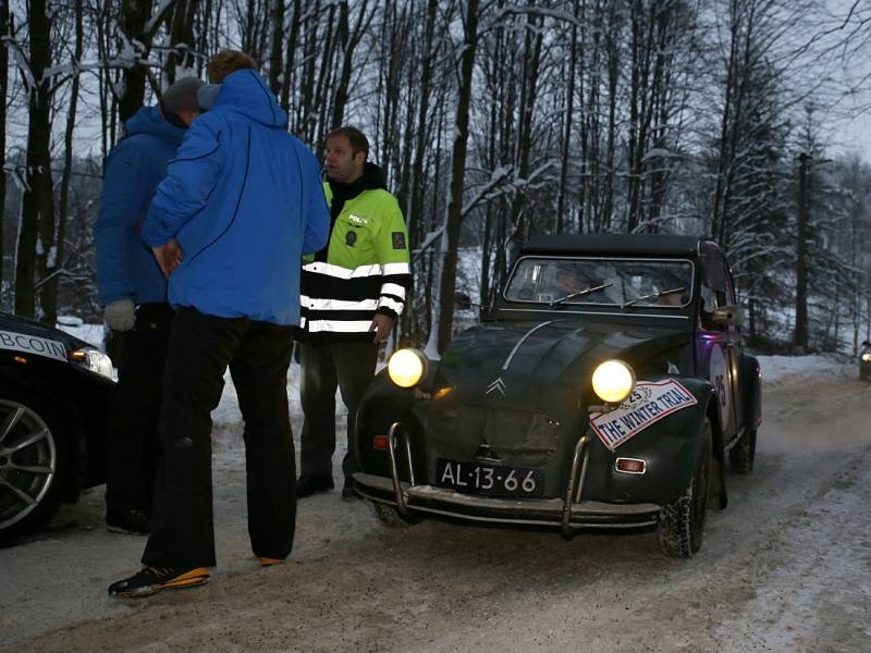 Zimní rallye veteránů projela přes Ústecký kraj.