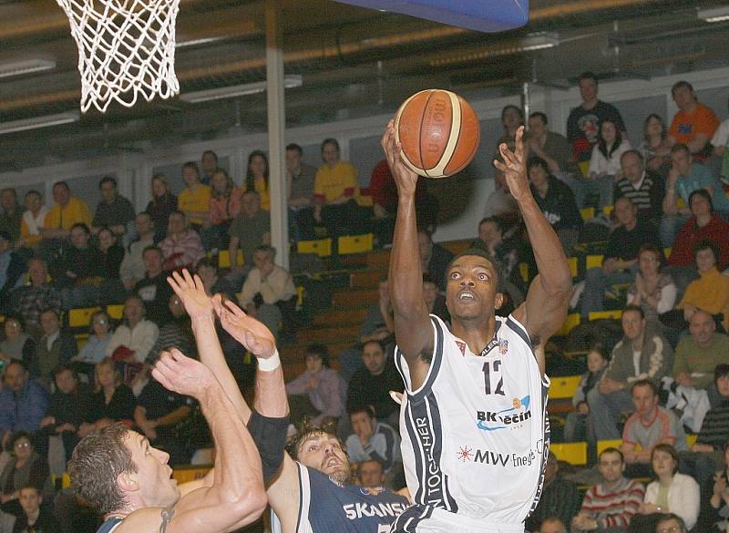 Děčínští basketbalisté budou mít hodně napilno. 