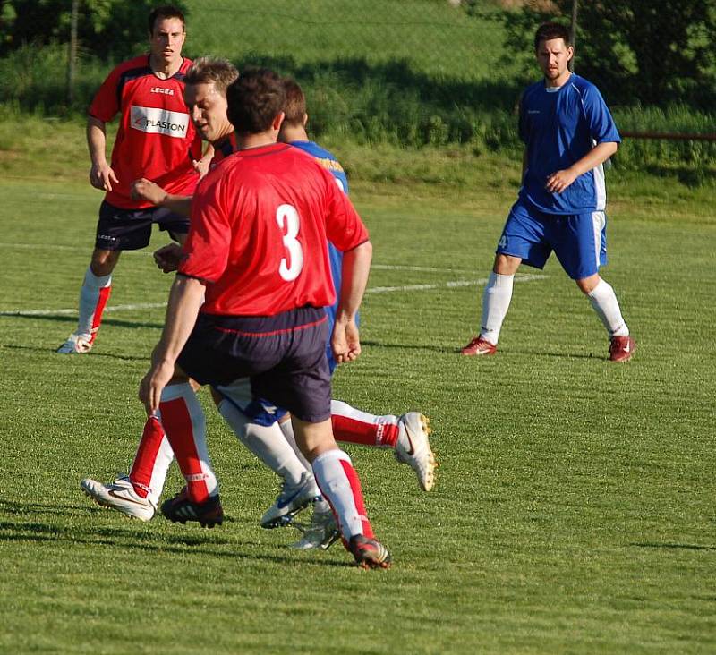 PŘESTŘELKA. Osm branek padlo v utkání Spartaku Boletice (v modrém) a rezervy Šluknova (v červeném). Boletice nakonec vyhrály 5:3.