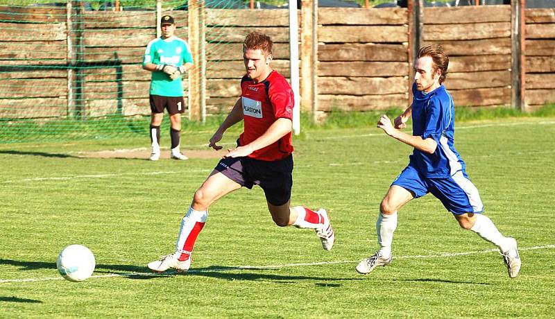 PŘESTŘELKA. Osm branek padlo v utkání Spartaku Boletice (v modrém) a rezervy Šluknova (v červeném). Boletice nakonec vyhrály 5:3.