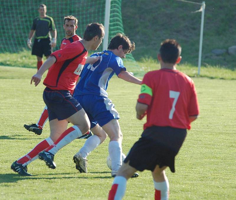 PŘESTŘELKA. Osm branek padlo v utkání Spartaku Boletice (v modrém) a rezervy Šluknova (v červeném). Boletice nakonec vyhrály 5:3.