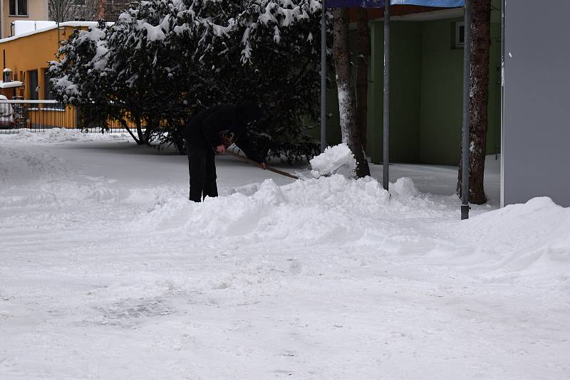 Děčín zasypal v noci na pondělí 8. února sníh.