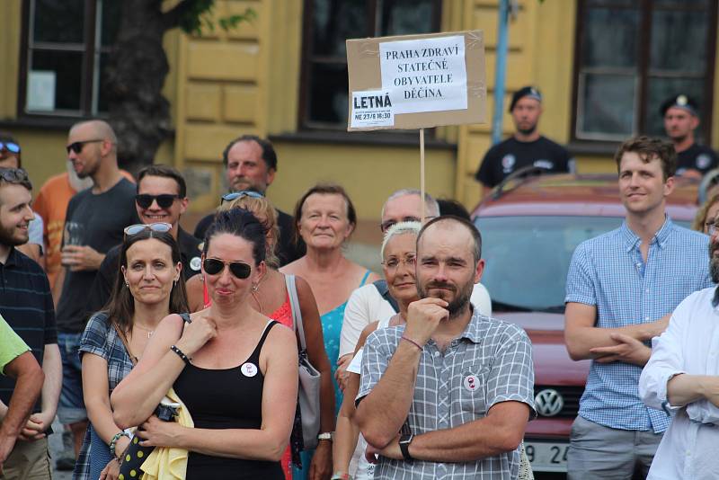 V Děčíně se sešli lidé na čtvrté demonstraci proti Andreji Babišovi.