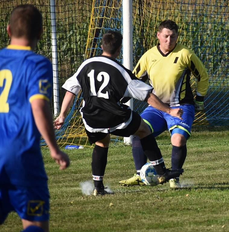 Bynovec (modrožlutá) doma padl s Františkovem 0:2.