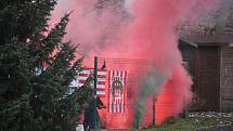 Fotbalisté Varnsdorfu (žlutomodré dresy) doma prohráli 1:3 se Žižkovem.