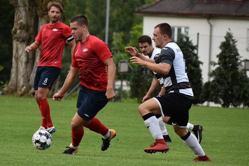 Junior Děčín (červené dresy) vyhrál 4:3 na půdě Dobkovic.