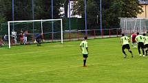 POHODA. Šluknov (v červeném) doma porazil Svádov jasně 4:0.